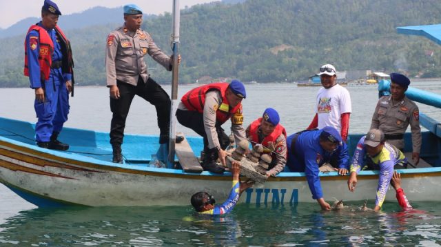 Polres Trenggalek Lakukan Transplantasi Terumbu Karang pada Peringatan HUT ke-74 Polairud