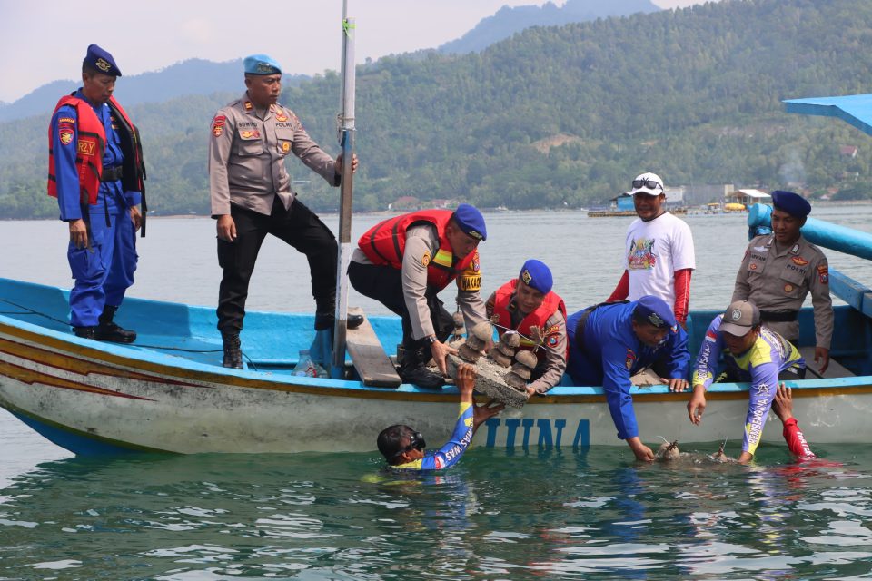 Polres Trenggalek Lakukan Transplantasi Terumbu Karang pada Peringatan HUT ke-74 Polairud