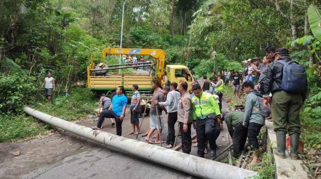 Tiang Beton Listrik Melintang di Jalan usai Truk Pengangkut Tak Kuat Nanjak Letter S Kampak Trenggalek