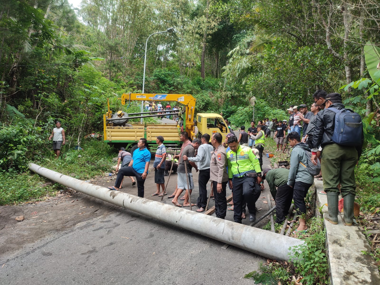 Tiang Beton Listrik Melintang di Jalan usai Truk Pengangkut Tak Kuat Nanjak Letter S Kampak Trenggalek