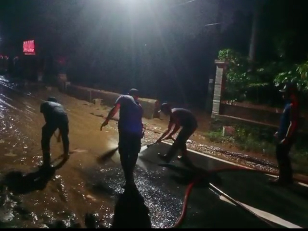 Petugas Damkar Kabupaten Kediri Bersihkan Lumpur Sisa Banjir di Tiron