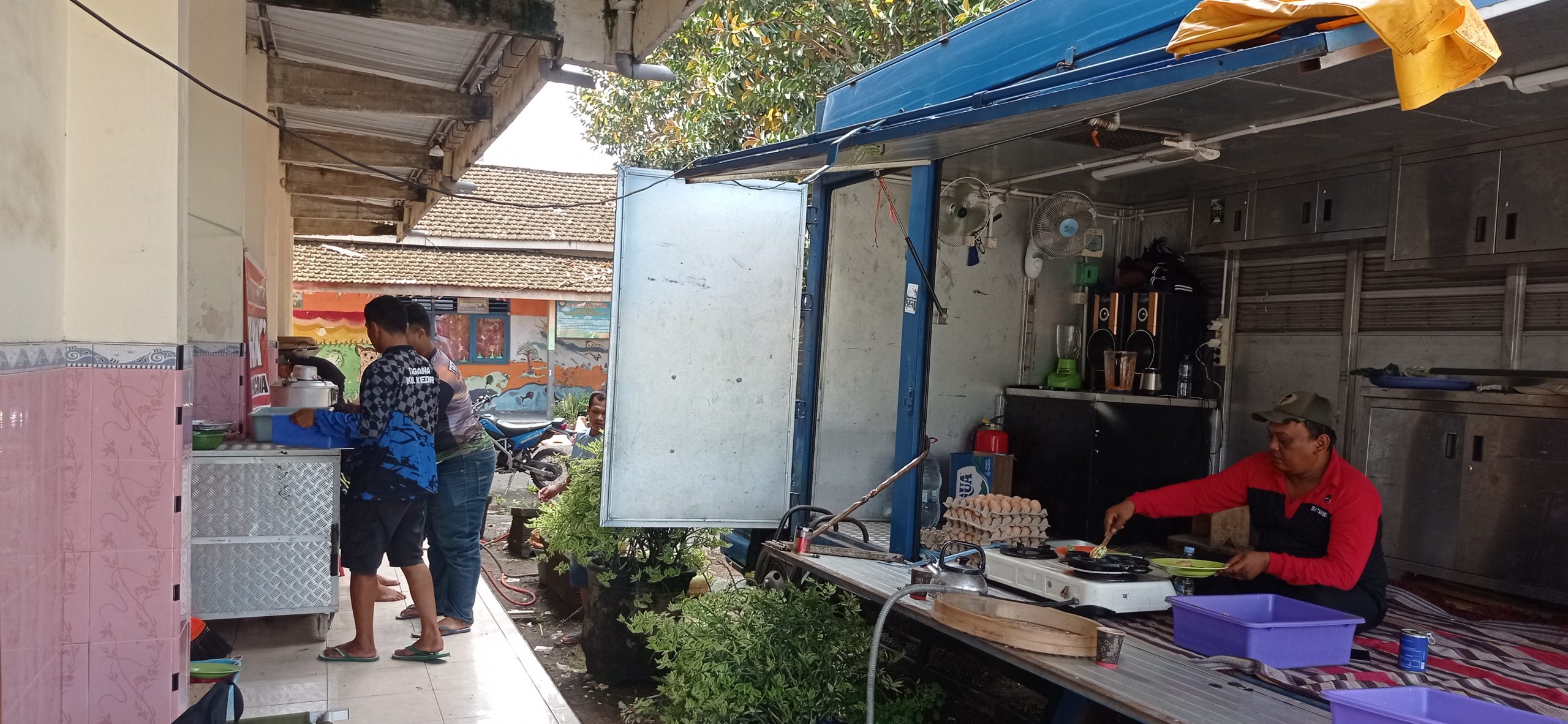 Didirikan Dapur Umum di Posko Banjir Bandang Tiron, Siapkan 200 Bungkus Sekali Masak