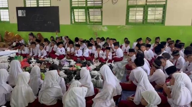 Guru dan Murid SDN Babadan 1 Gelar Doa Bersama Korban Pembunuhan Ngancar