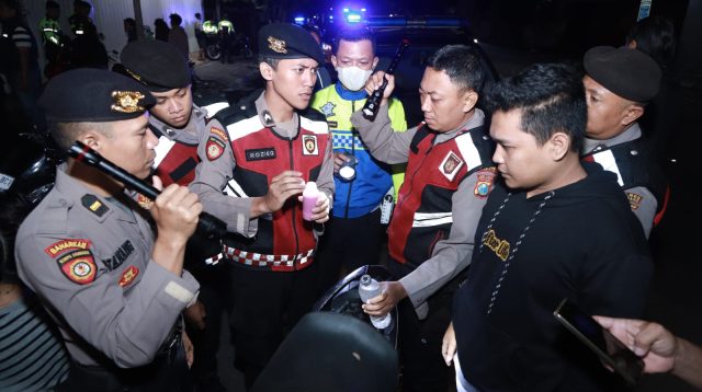 Patroli Gabungan, Tim Polres Jombang Amankan Ratusan Minol dan Tujuh Remaja Pesta Miras