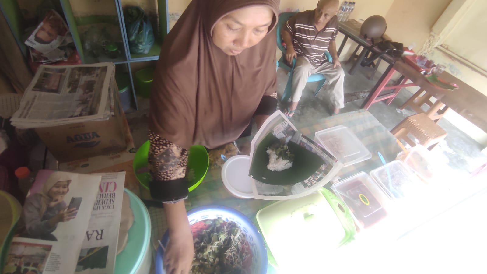 Kriuk Peyek dan Nasi Pecel Pincuk Kembang Turi, Sarapan Pagi yang Bikin Nagih di Jagalan Jombang
