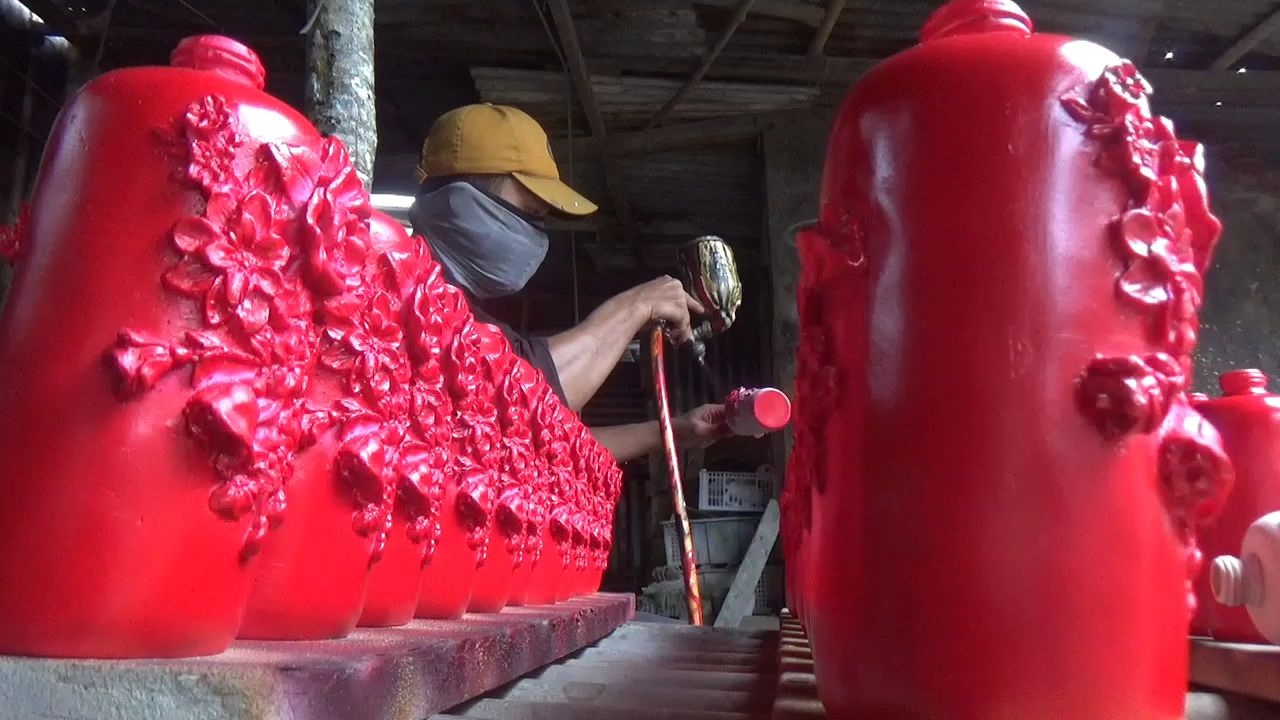 Perajin Pernak-pernik Natal di Jombang Raup Omzet Ratusan Juta Jelang Perayaan Natal