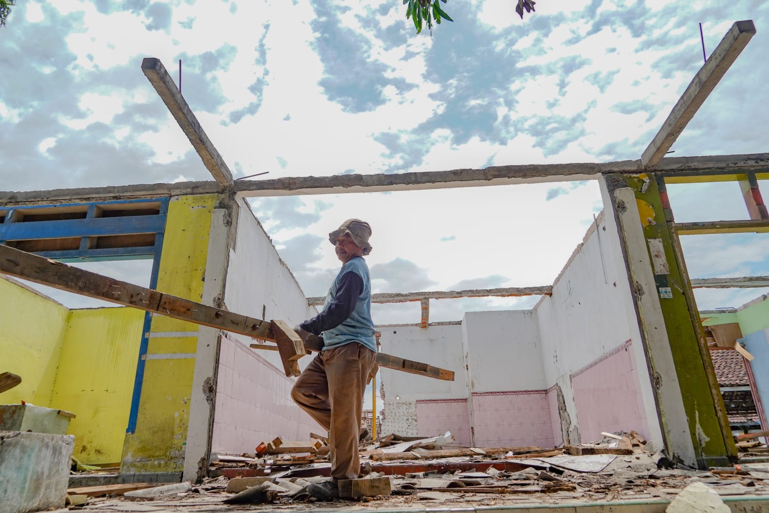 Pemenang Lelang Bongkar Pasar Ngadiluwih Perorangan