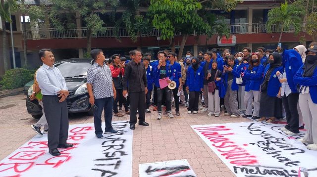 Pembangunan Kampus Mandek, Mahasiswa Demo Rektorat Kampus Universitas Nusantara PGRI
