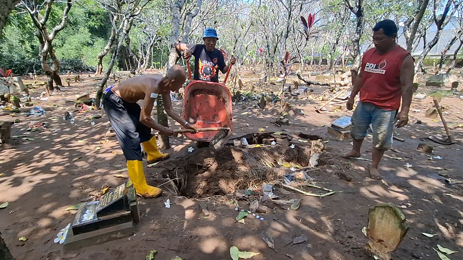 Dampak Banjir Kecamatan Grogol dan Banyakan, Mobil Hanyut dan Puluhan Makam Ambles
