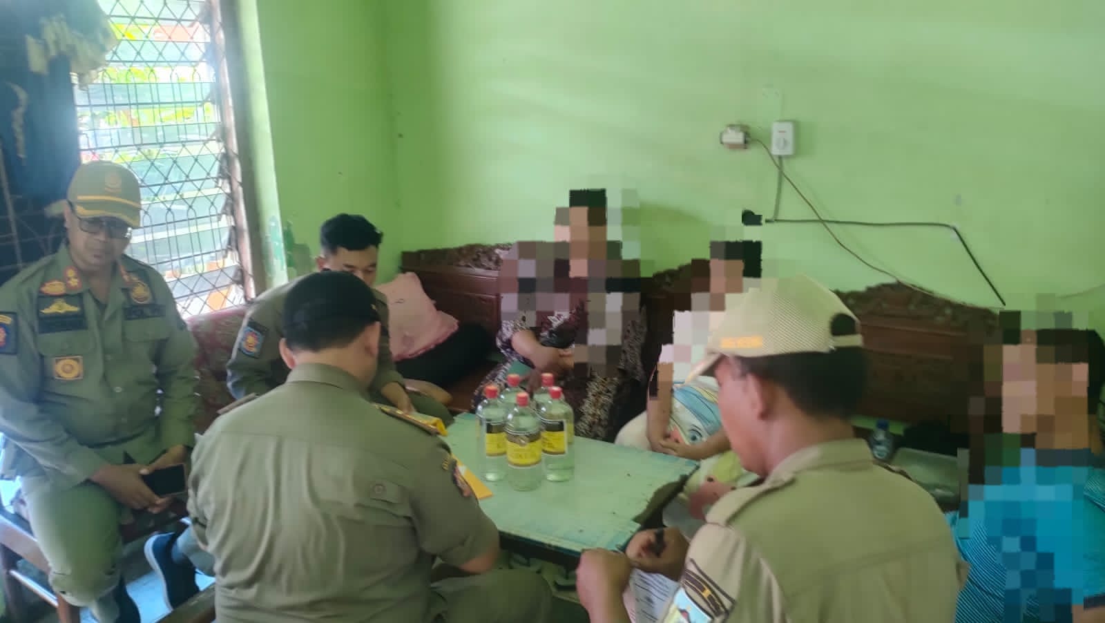 Satpol PP Kabupaten Kediri Amankan 10 Botol Isi Miras di Dua Warung Eks Lokalisasi