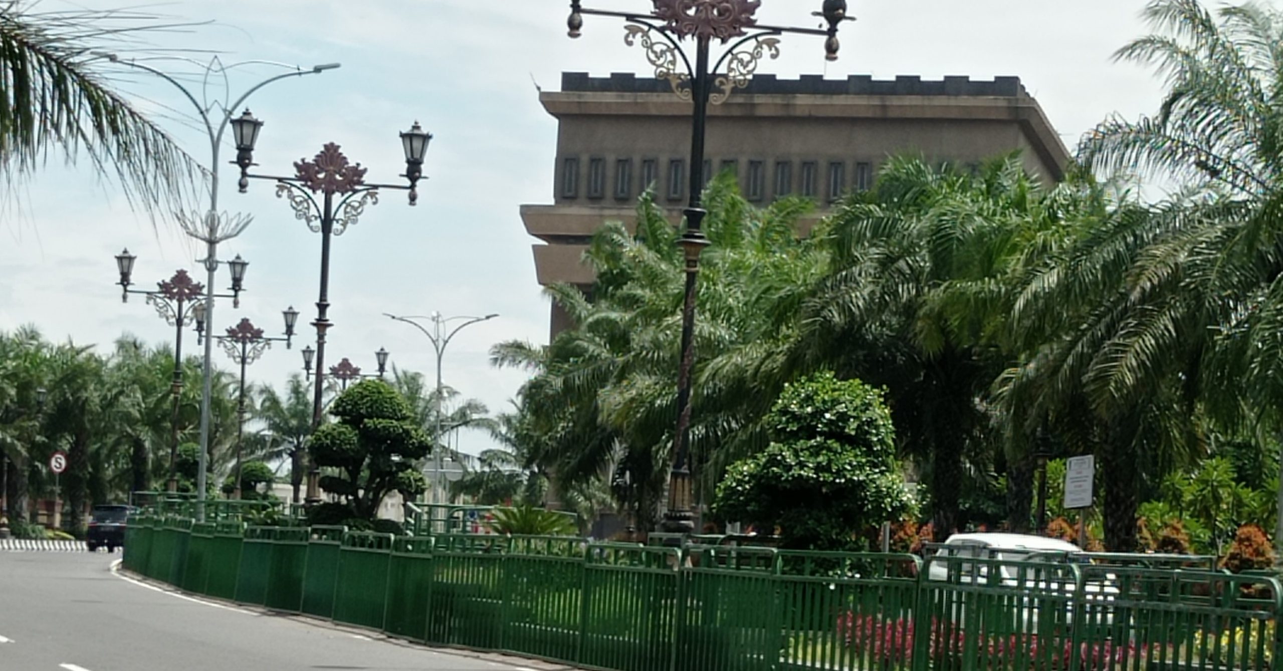 DLH Kabupaten Kediri Pasang Barikade Pagar Pengaman Taman Simpadan Jelang Pesta Kembang Api