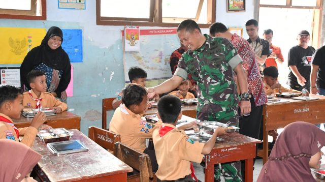 Kodim/0802 Ponorogo Uji Coba Makan Gratis Bagi Para Pelajar