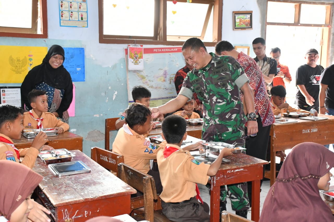 Kodim/0802 Ponorogo Uji Coba Makan Gratis Bagi Para Pelajar