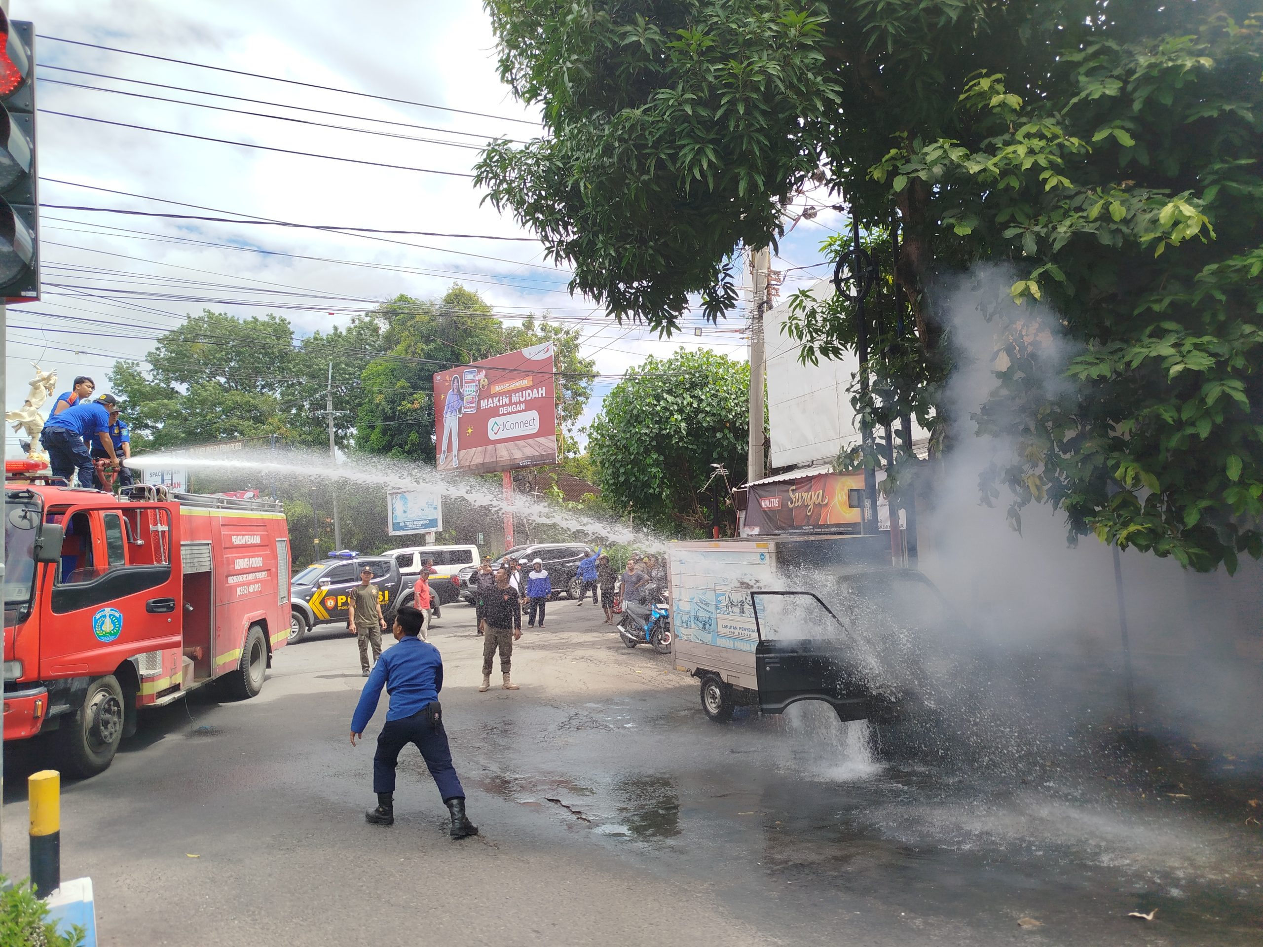 Sempat Tercium Kabel Gosong, Mobil Box Pengirim Mamin Terbakar di Ponorogo