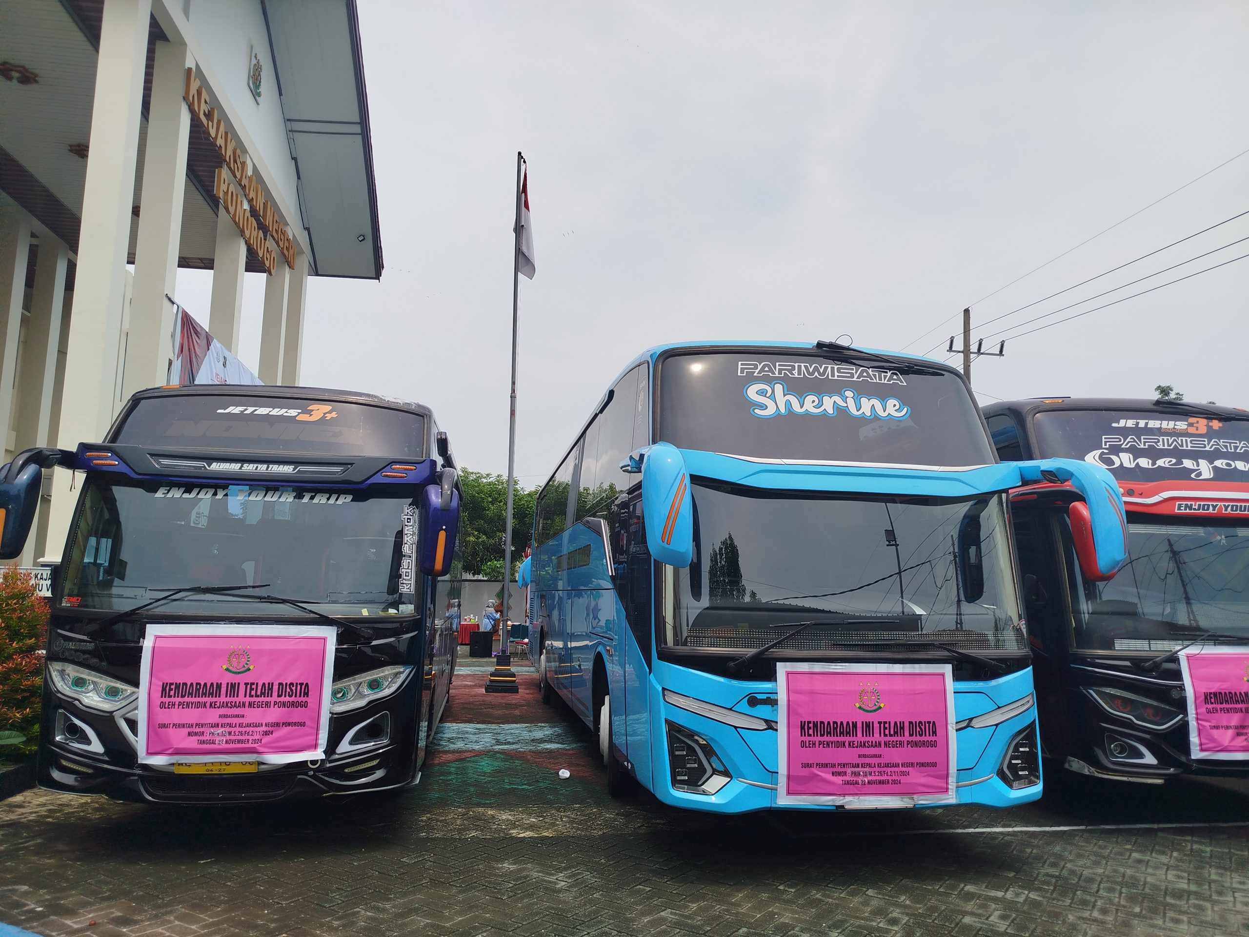 Faktor Kemanan, Kejari Ponorogo Pindahkan Barang Bukti 7 Bus Hasil Penyelewengan Dana Bos di SMK 2 PGRI
