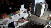 Maling Uang Warung Makan di Ponorogo Terekam CCTV