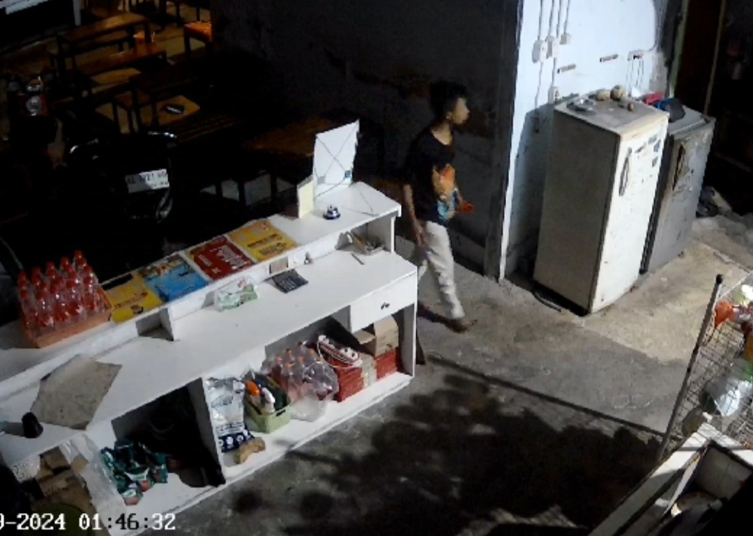 Maling Uang Warung Makan di Ponorogo Terekam CCTV