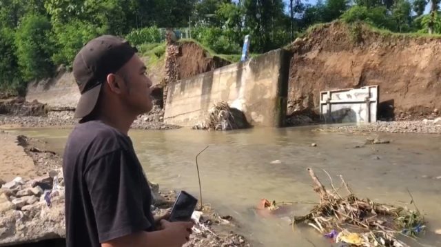 Imbas Banjir, Jalan Antardesa di Ponorogo Putus dan Merusak Dam