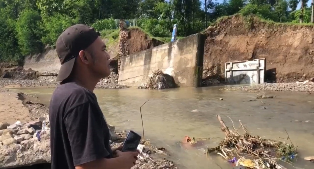 Imbas Banjir, Jalan Antardesa di Ponorogo Putus dan Merusak Dam