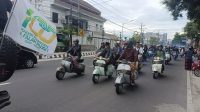 Peringatan 1 Abad Ponpes Al Falah Ploso, Ribuan Pengendara Scooter Sarungan Melintas Kediri