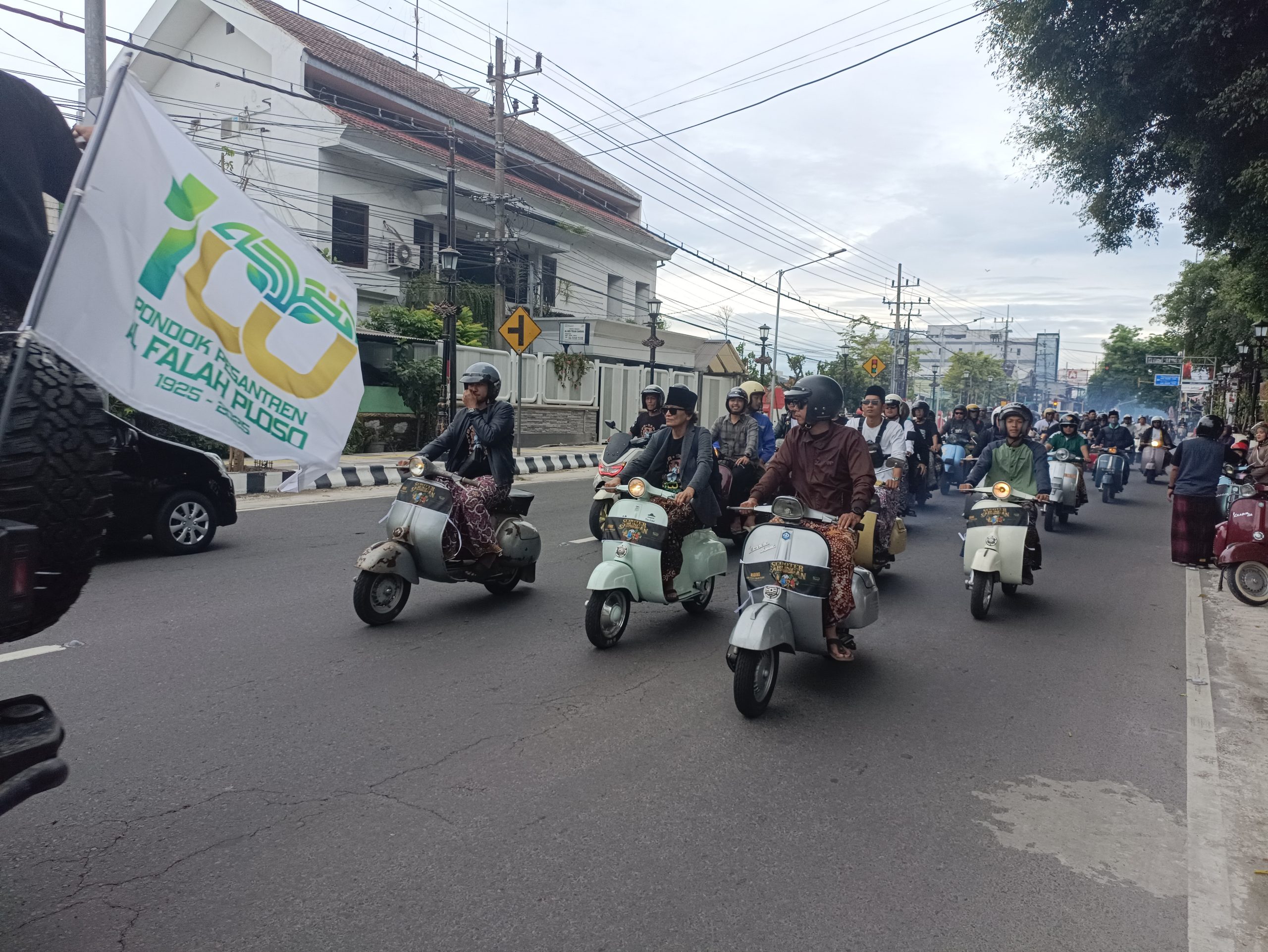 Peringatan 1 Abad Ponpes Al Falah Ploso, Ribuan Pengendara Scooter Sarungan Melintas Kediri