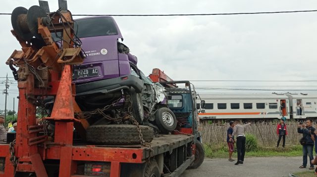 Selesai Antar Jenazah, Ambulans Dihantam KA Matarmaja