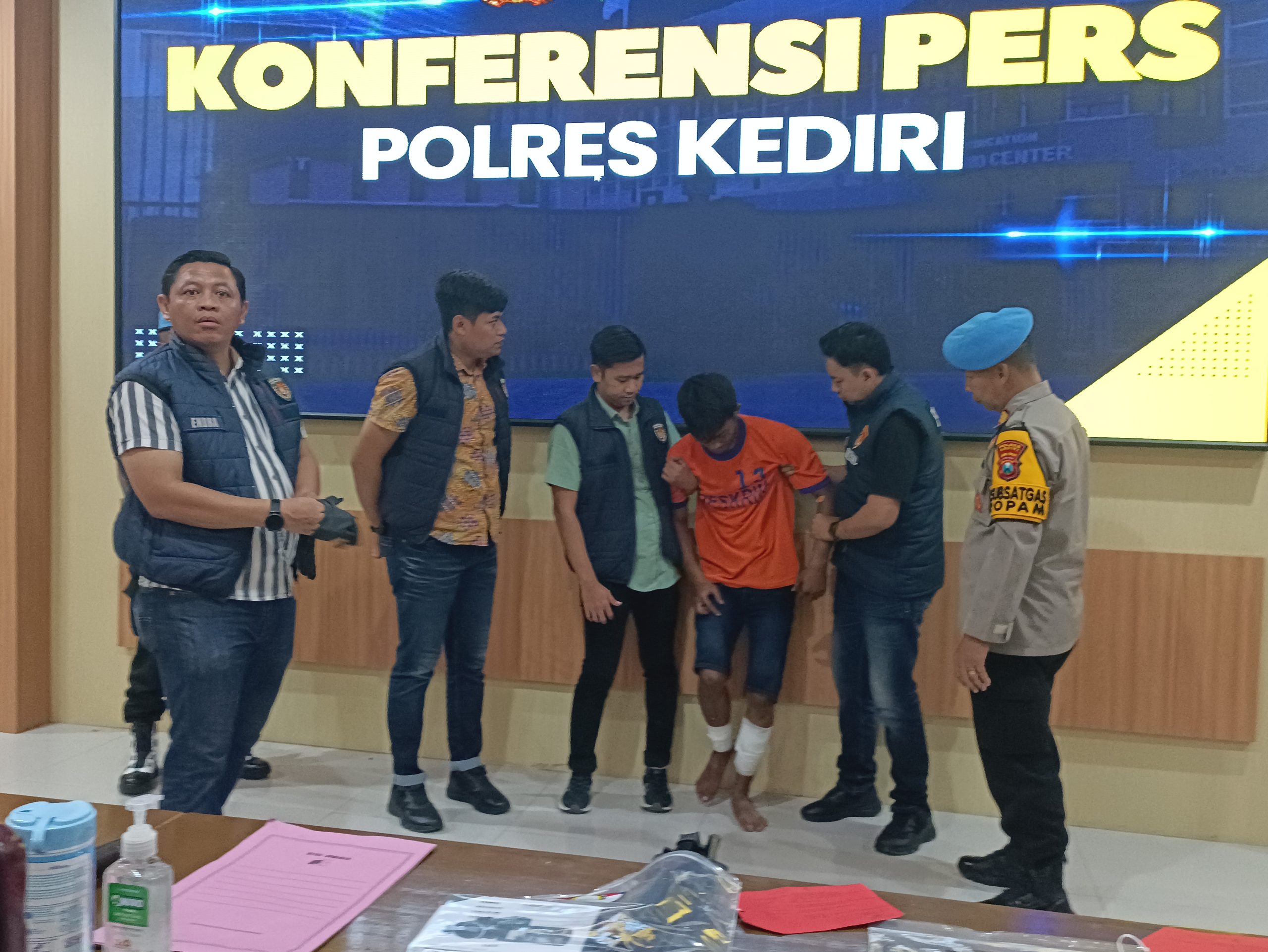 Barang Bukti Pembunuhan Keluarga Guru Dibuang ke Sungai