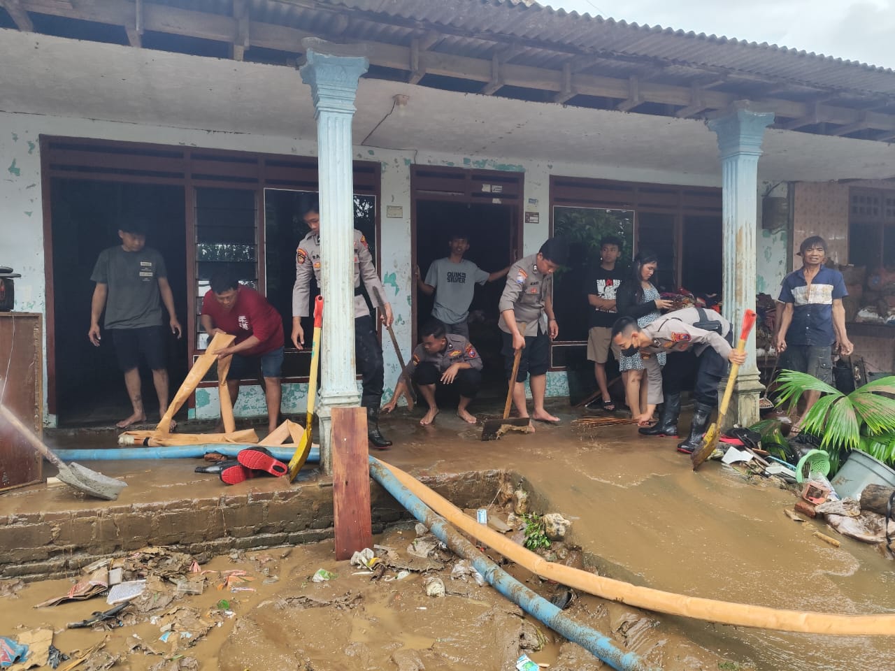 Bantu Warga Terdampak Banjir, Polres Blitar Kerahkan Tim Bantu Bersih-bersih