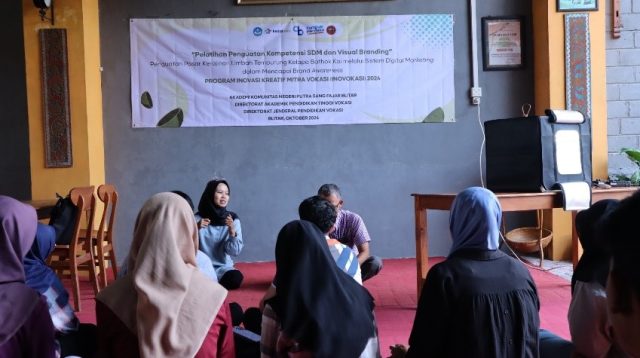 AKN Putra Sang Fajar Blitar Dukung Pengrajin Limbah Tempurung Kelapa Bathok Koi Lewat Strategi Pemasaran Digital Berbasis Website Terintegrasi