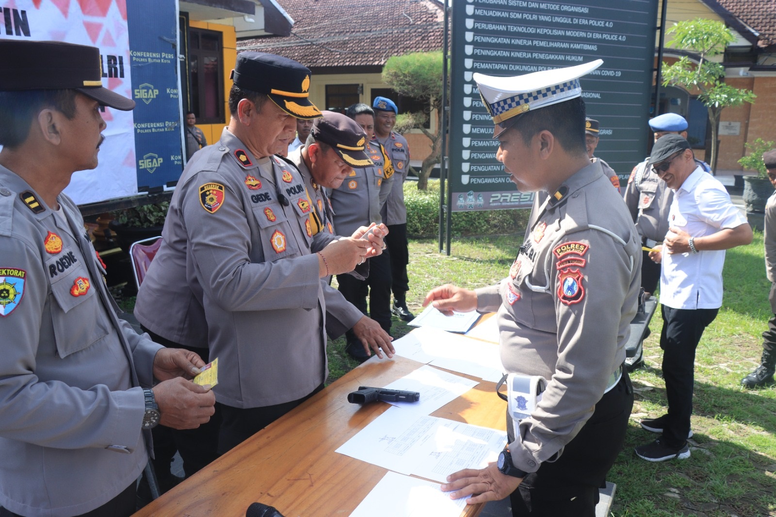 Polres Blitar Kota Cek Puluhan Senpi, Pastikan Tak Ada yang Macet