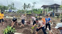 Polres Blitar Turun Tangan Tata Kembali Makam yang Porak Poranda Dihantam Banjir