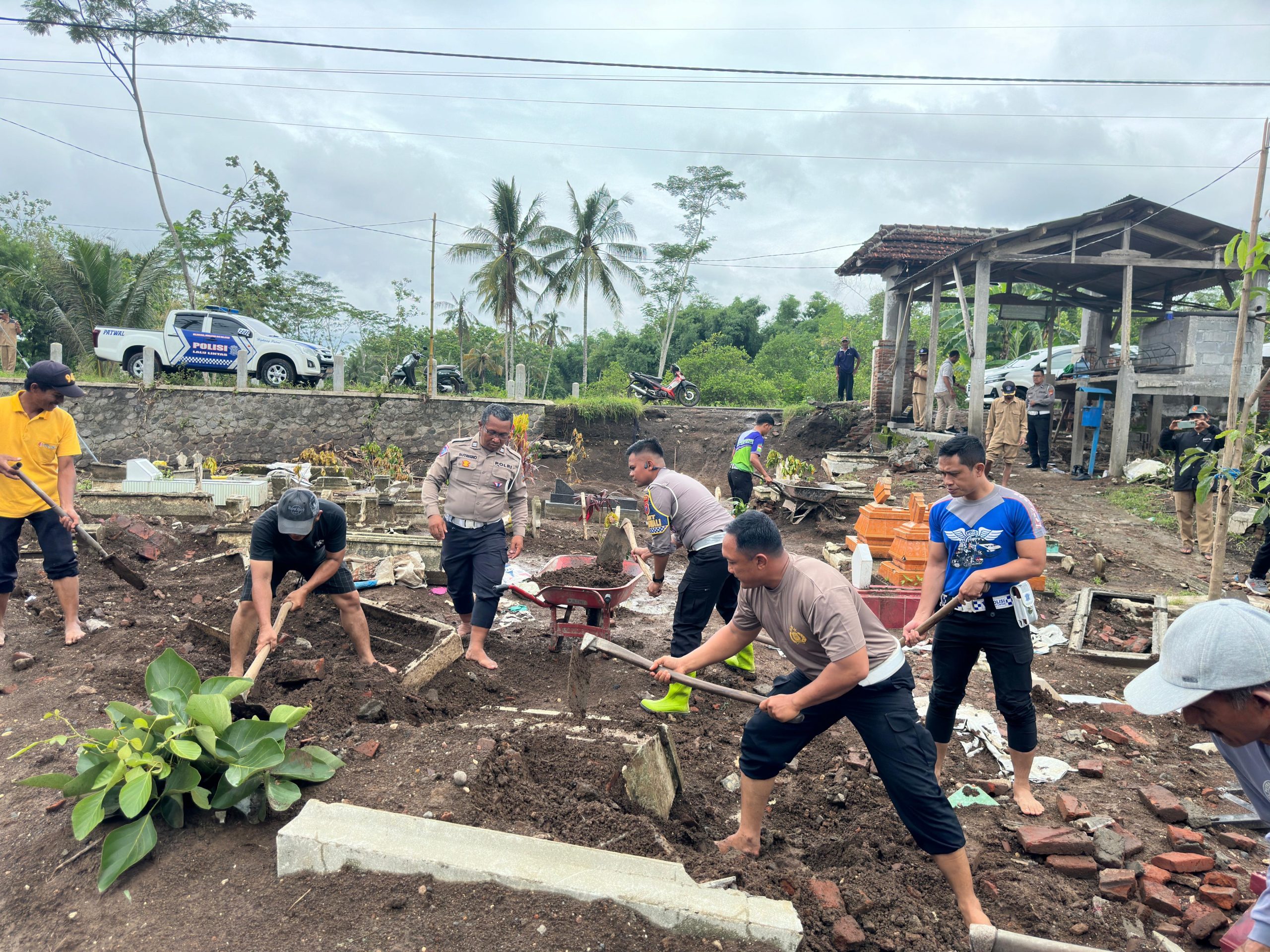 Polres Blitar Turun Tangan Tata Kembali Makam yang Porak Poranda Dihantam Banjir