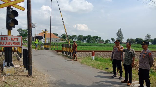 Polsek Kras Intensifkan Patroli di Perlintasan Kereta Api Tanpa Palang Pintu