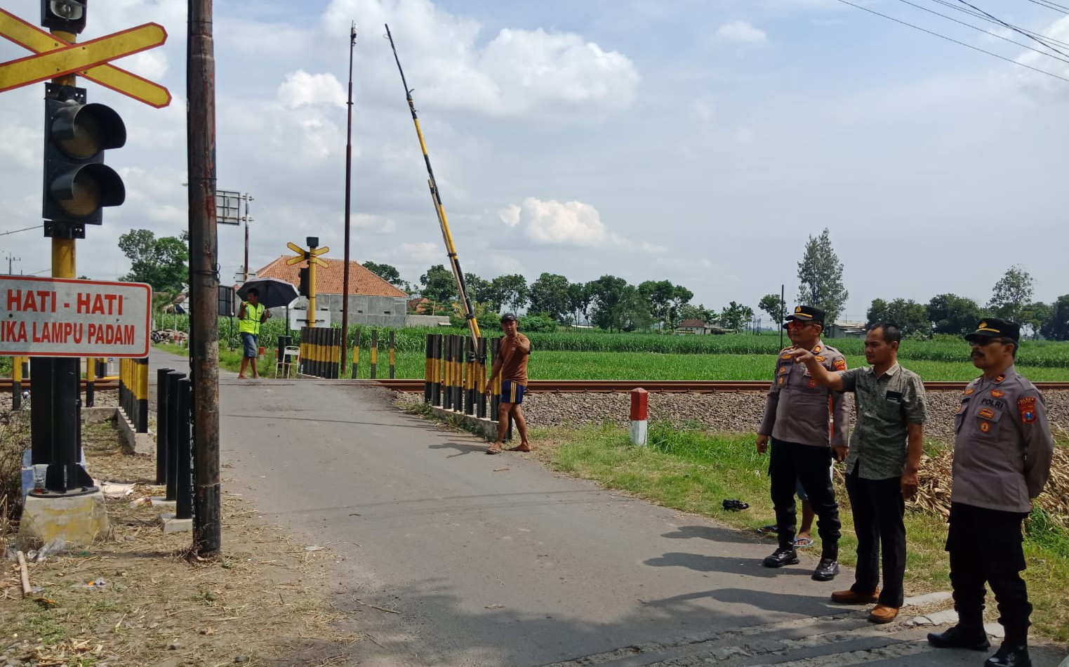 Polsek Kras Intensifkan Patroli di Perlintasan Kereta Api Tanpa Palang Pintu