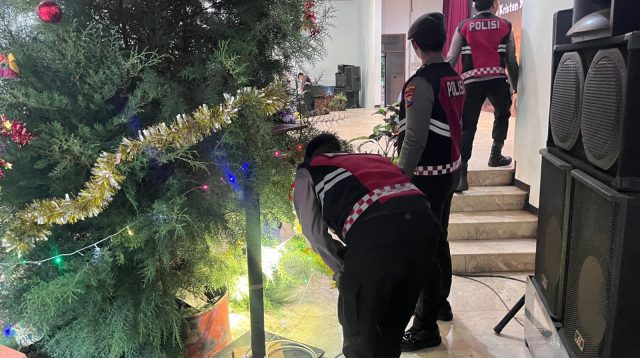Pastikan Aman, Polres Batu Lakukan Sterilisasi Gereja Jelang Natal 2024