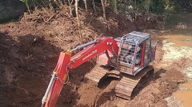 Turunkan Dua Alat Berat, untuk Perbaikan Tanggul Jebol di Kedungsari dan Kaliboto Tarokan