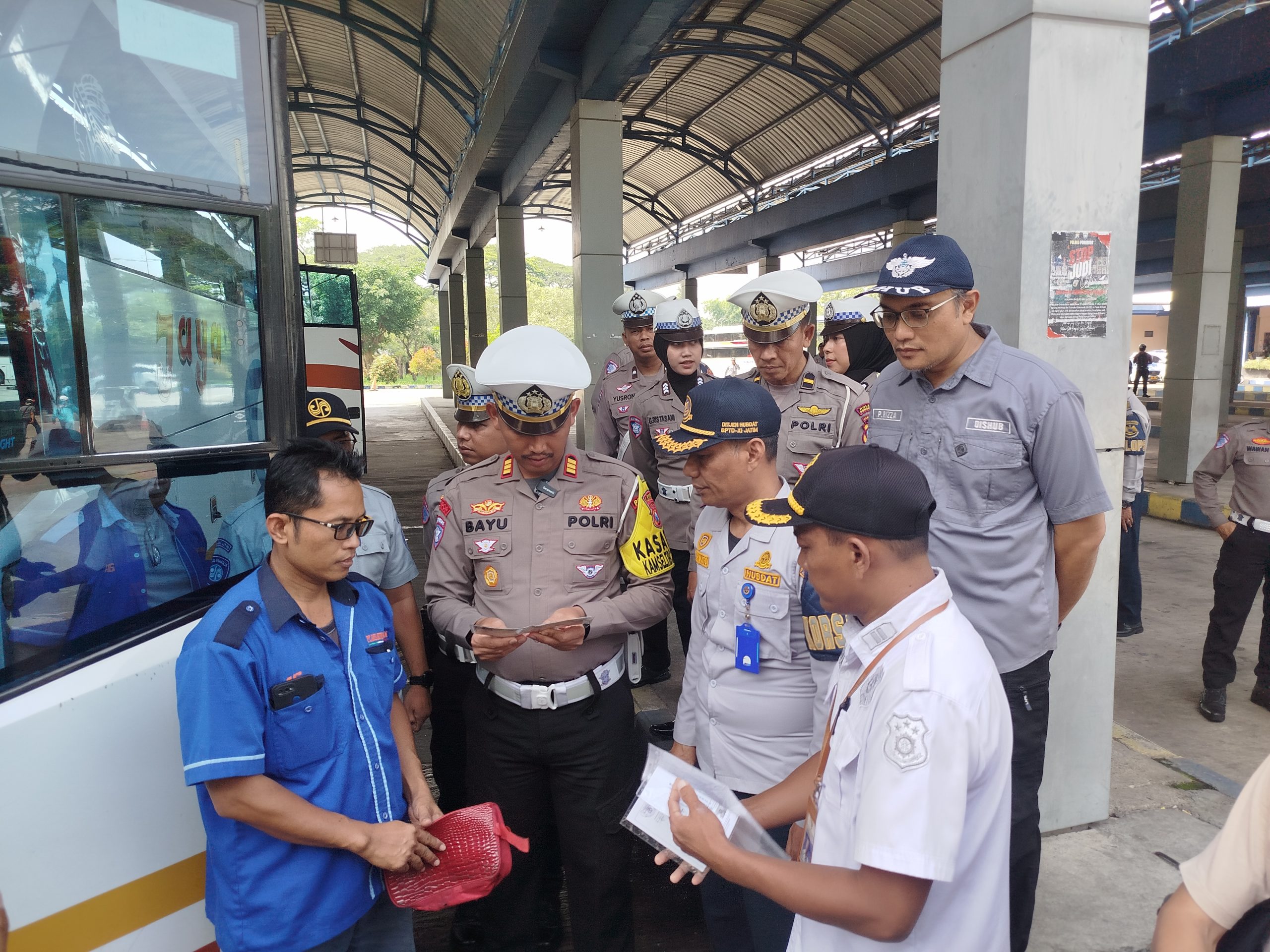 Jelang Libur Nataru, Satlantas Polres Ponorogo Gelar Pemeriksaan Angkutan Umum di Terminal Seloaji, ini Hasilnya
