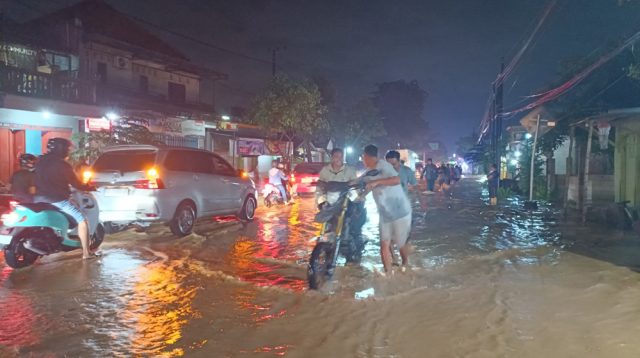 Jalan Kediri-Nganjuk Banjir, Beberapa Sepeda Motor Mogok di Pasar Buah Banyakan
