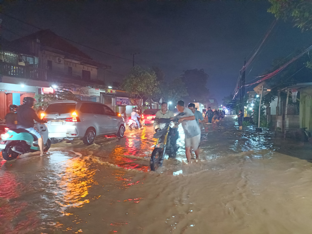 Jalan Kediri-Nganjuk Banjir, Beberapa Sepeda Motor Mogok di Pasar Buah Banyakan