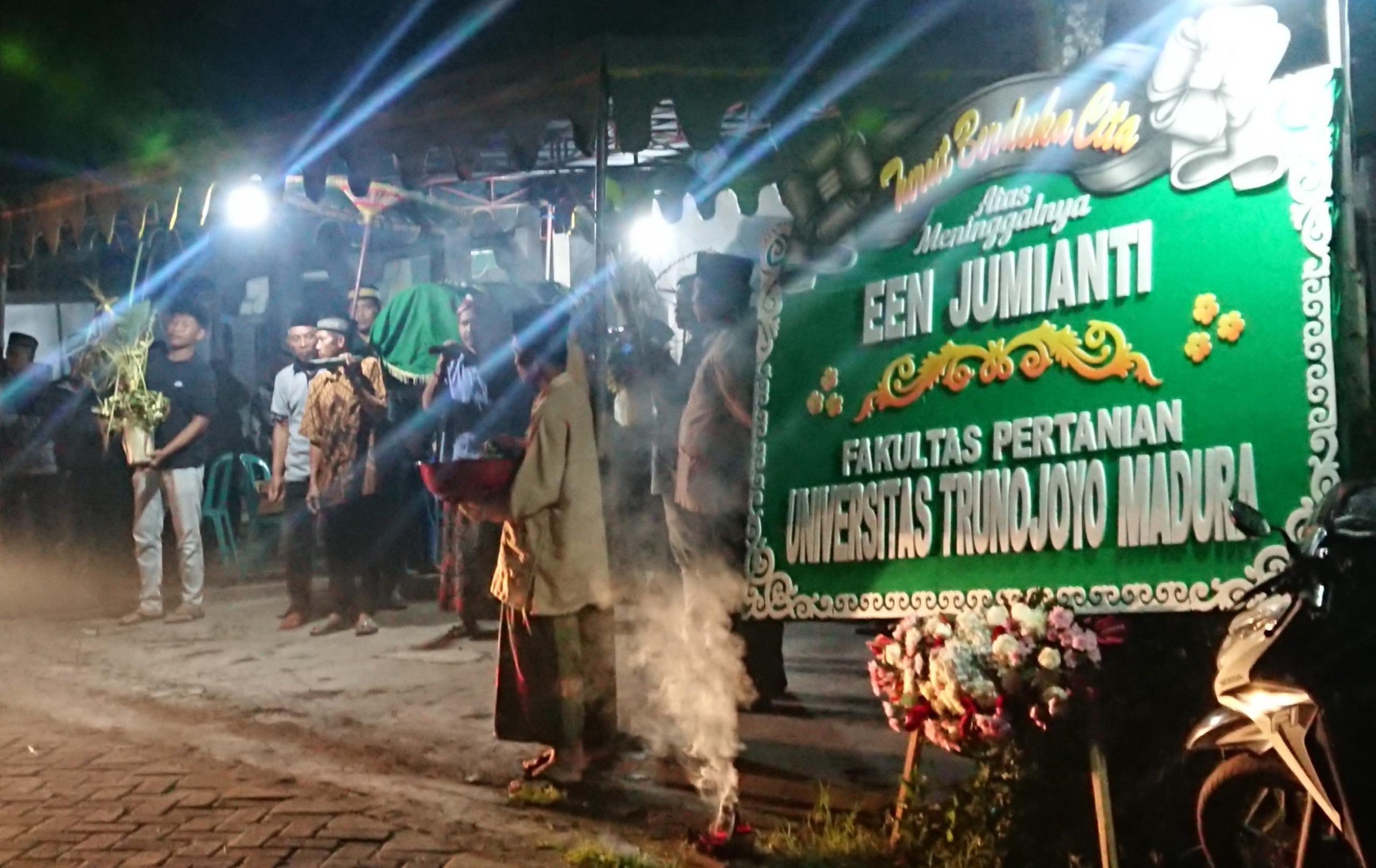 Jenazah Een Jumianti Mahasiswi UTM asal Tulungagung Tiba di Rumah Duka, Isak Tangis Keluarga Mengiringi Pemakaman Korban