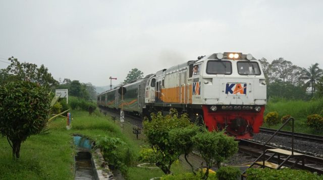 Perbaikan Jalur KA Stasiun Pogajih – Kesamben Terdampak Banjir-Longsor Datangkan Alat Berat