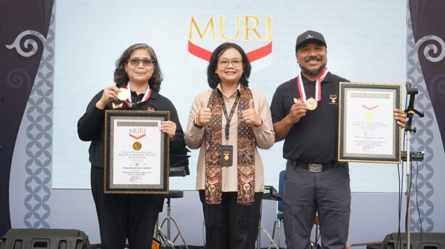 English Massive Dinas Pendidikan Kota Kediri Pecahkan Rekor Muri, Semangat Ribuan Partisipan E-FEST Tak Surut Meski Hujan Turun