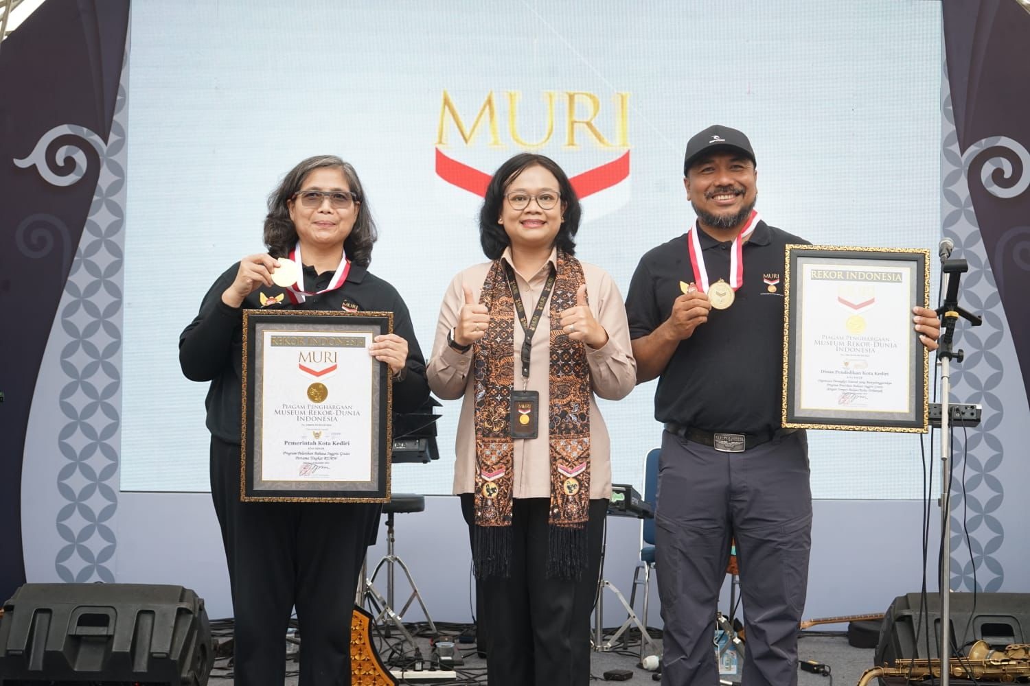 English Massive Dinas Pendidikan Kota Kediri Pecahkan Rekor Muri, Semangat Ribuan Partisipan E-FEST Tak Surut Meski Hujan Turun