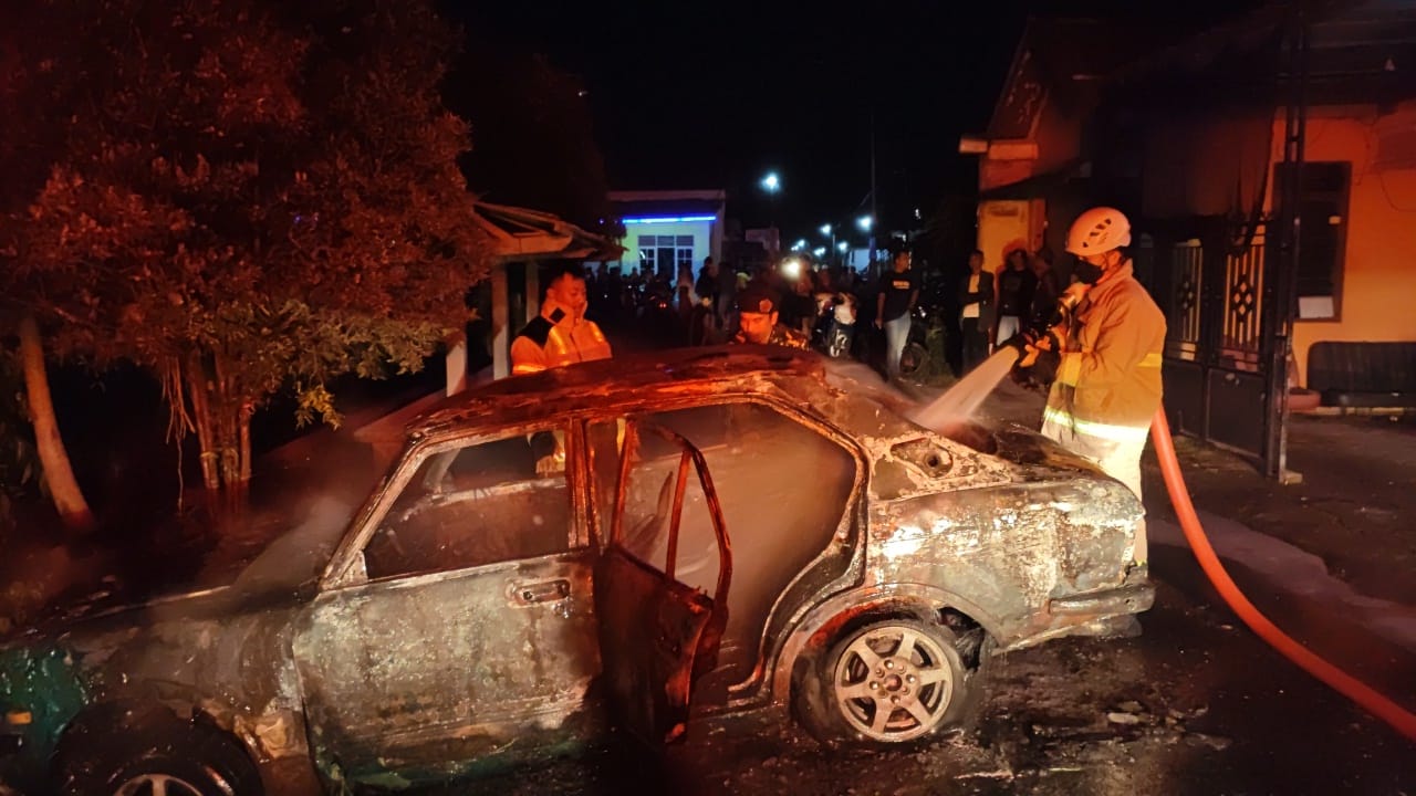 Korsleting pada Aki, Mobil Corolla di Blitar Ludes Tinggal Kerangka Dilalap Api