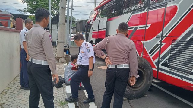 Tim KNKT Periksa Kondisi Bus Pariwisata Rem Blong di Polres Batu