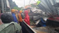 Diterjang Angin Kencang, Rumah Mantan Kadinkes Hingga Lapak Pasar Laron Alun-alun Batu Roboh