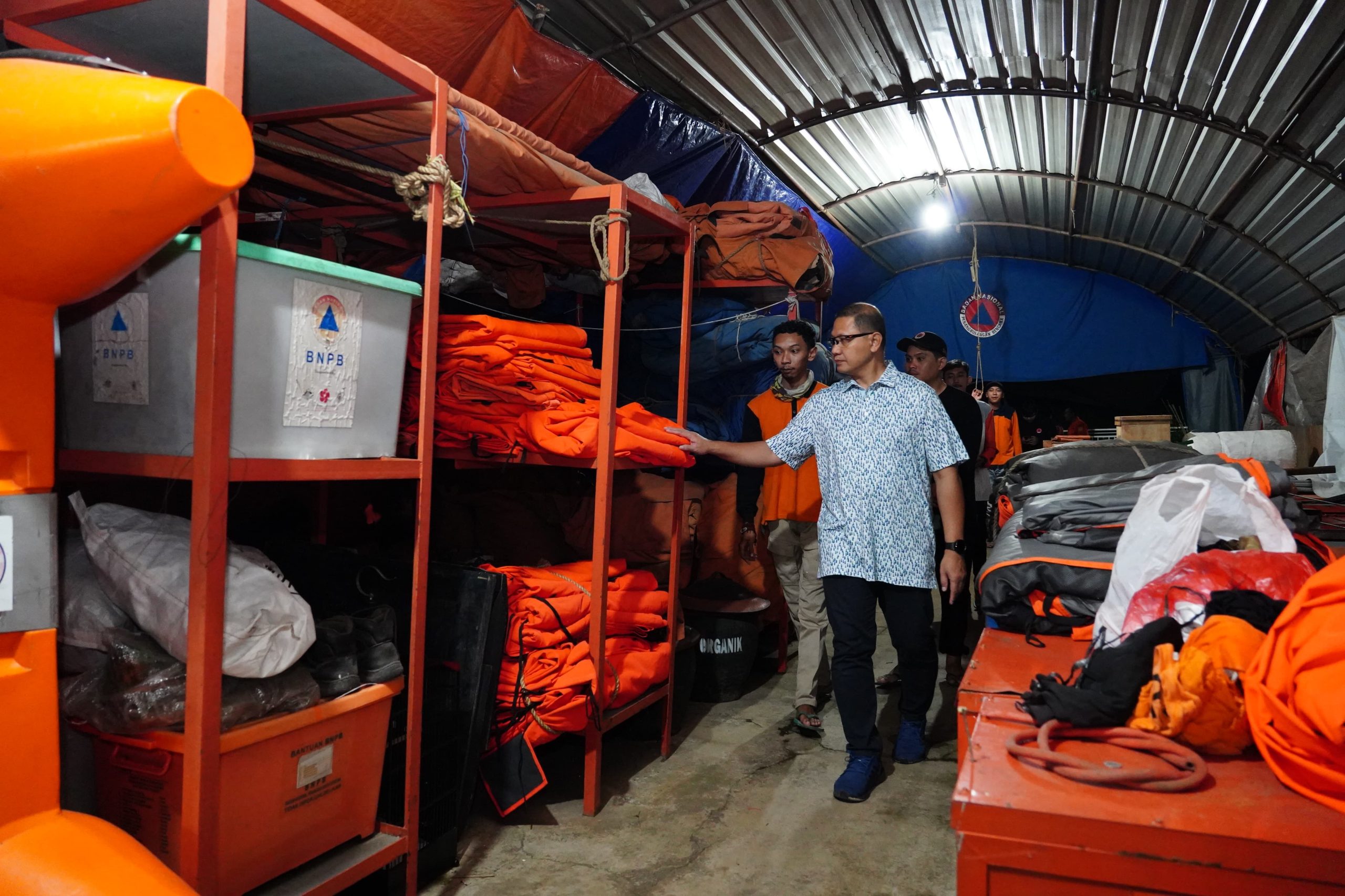 Beri Semangat, Pj. Walikota Batu Cek Logistik, Ransum dan Sarpras Tim Reaksi Cepat BPBD