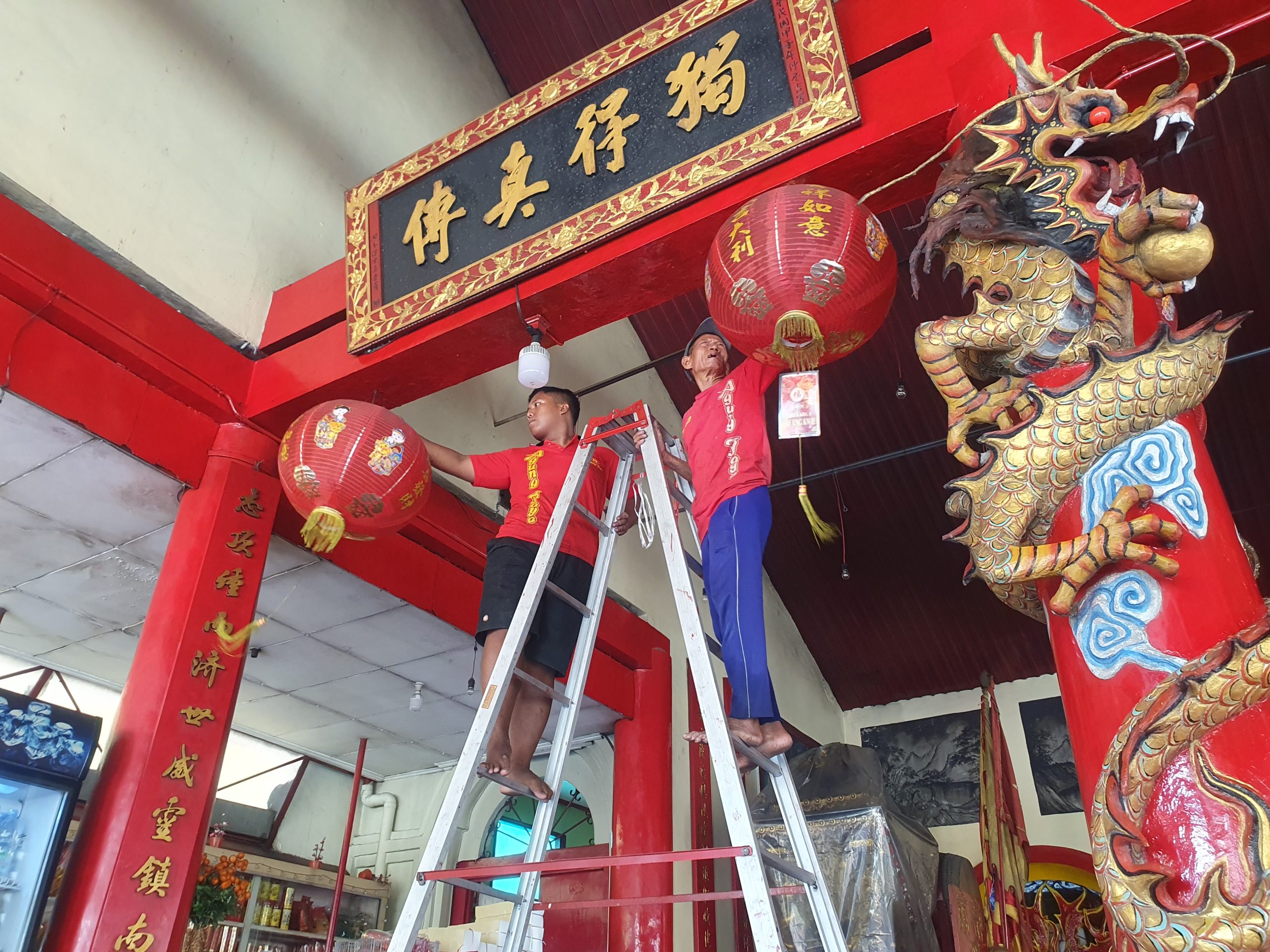 Jelang Imlek 2025, Klentheng Tjoe Tik Kiong Tulungagung Mulai Bersih-Bersih