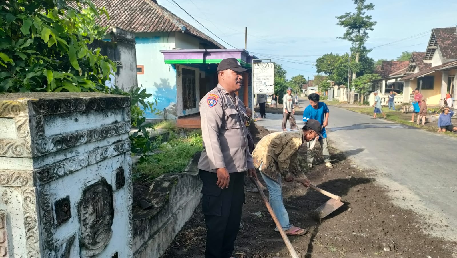 Bersih-bersih Lingkungan untuk Cegah DBD dan Chikungunya di Desa Deyeng Kediri