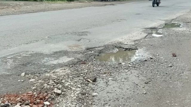 Warga Kelukan Jalan Rusak di Utara Pasar Sambi Kabupaten Kediri